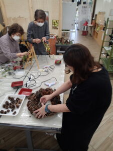 作品を作る参加者