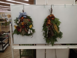 針葉樹の葉をふんだんに使ったスワッグ