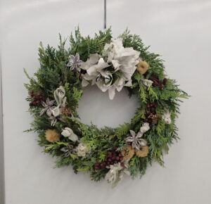 針葉樹の葉をふんだんに使ったリース