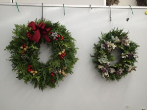 針葉樹の葉をふんだんに使った中に赤い木の実をあしらったリース