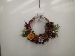 木の実や、落ち葉で作った花をあしらったリース
