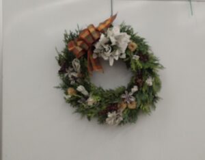 針葉樹の葉をふんだんに使ったリース