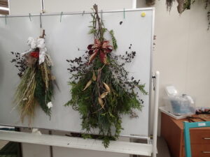 花束を逆さにしたようなスワッグ