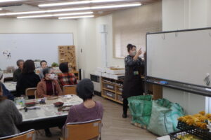 リースのタイプをレクチャーするボランティアさん