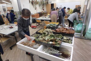 材料を選ぶ参加者