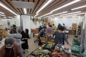 材料を選ぶ参加者