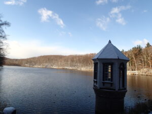 雪をかぶった取水塔