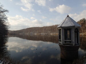 池と、屋根に雪をかぶった取水塔