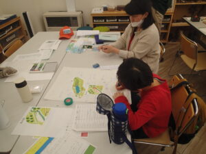 ポスターを書く団員