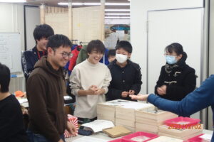 標本のチェックをする卒業生スタッフ