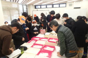 トンボクイズをするトンボの先生