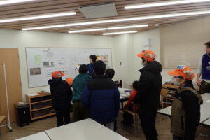 ポスター作りのおさらいをする団員とスタッフ