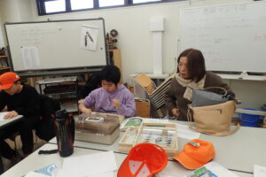 標本整理をする団員