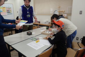 団員たちはポスターを頑張って書いていきます。