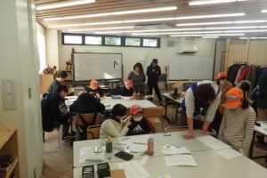 ポスターの内容を考える団員と相談に乗るスタッフ