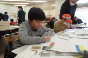 ポスターを書く団員