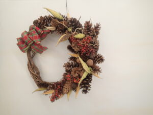 木の実とぶどうの蔓で作ったリース
