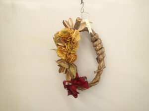 個性的なツルを使ったリース