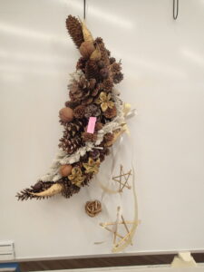 月の形のクリスマスリース