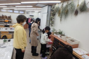 材料を選ぶ参加者