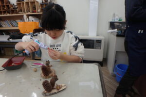 作品を作る子ども