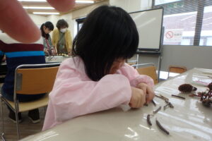 作品を作る子ども