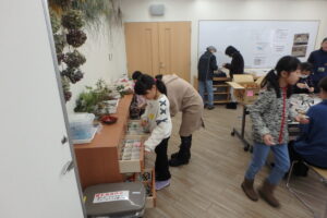 材料を選ぶ参加者