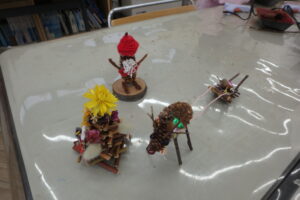 枝や、毛糸、マツボックリで作ったオブジェ