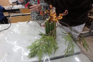 竹やツルウメモドキで作ったオブジェ