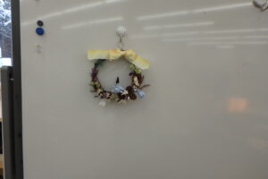 黄色いリボンのついたリース