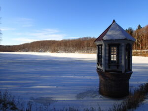 凍った池と取水塔