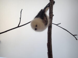 シマエナガの羊毛フェルト模型