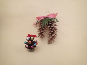 リボンで飾られたマツボックリもオーナメント