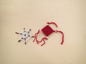 毛糸と枝で作られた雪の結晶