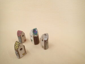 屋根がカラフルに描かれた小鳥の家