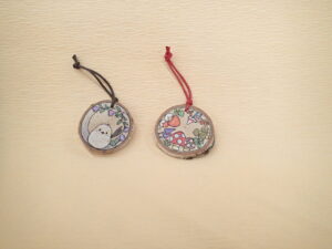 きれいなイラストで彩られた樹の輪ストラップ