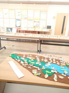 子どもたちがプラバンで作った生きものとジオラマ