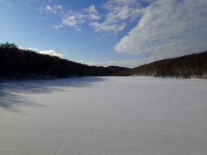 雪に覆われた池と青空
