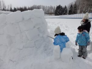イグルーを作る子ども