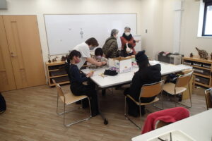 工作する子どもと教えるボランティアさん