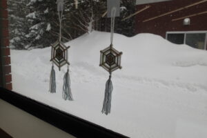 毛糸と枝で作った雪の結晶