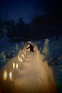 スノーキャンドルに日を灯す人の様子