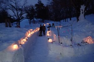 スノーキャンドルを見に来た人々の様子