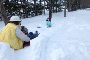 そり滑りする子ども