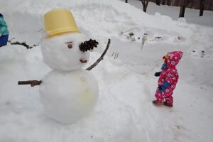 雪だるまと子ども