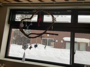 毛糸と枝で作った雪の結晶