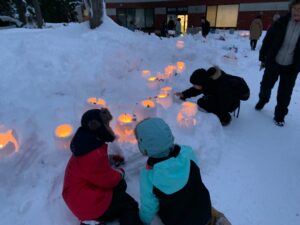 キャンドルを見る子供