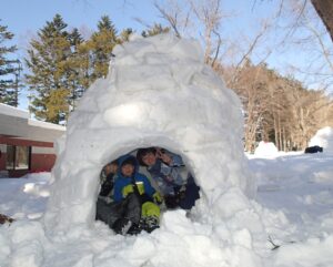 家族でイグルーに中にいる様子