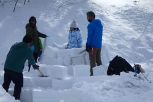 雪のブロックをどんどん積んでいく様子