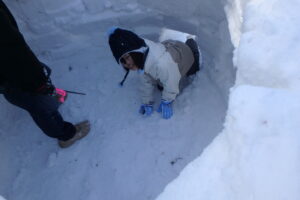 横の壁の穴から出入りする子ども
